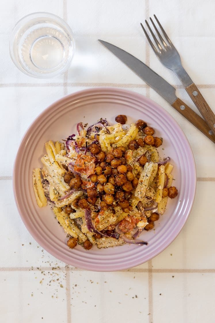 Bakt fetaost-pasta med tomater og krydderstekte kikerter