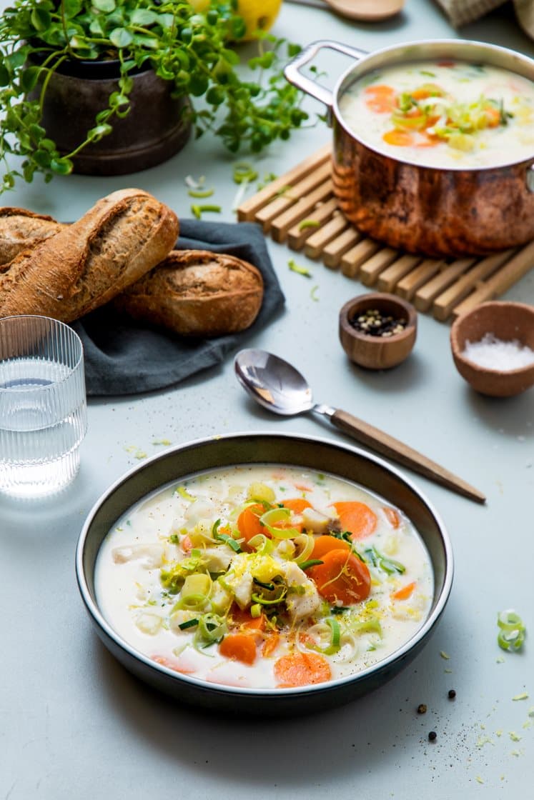 Hjemmelaget fiskesuppe med sei, dill og rustikke multibrød