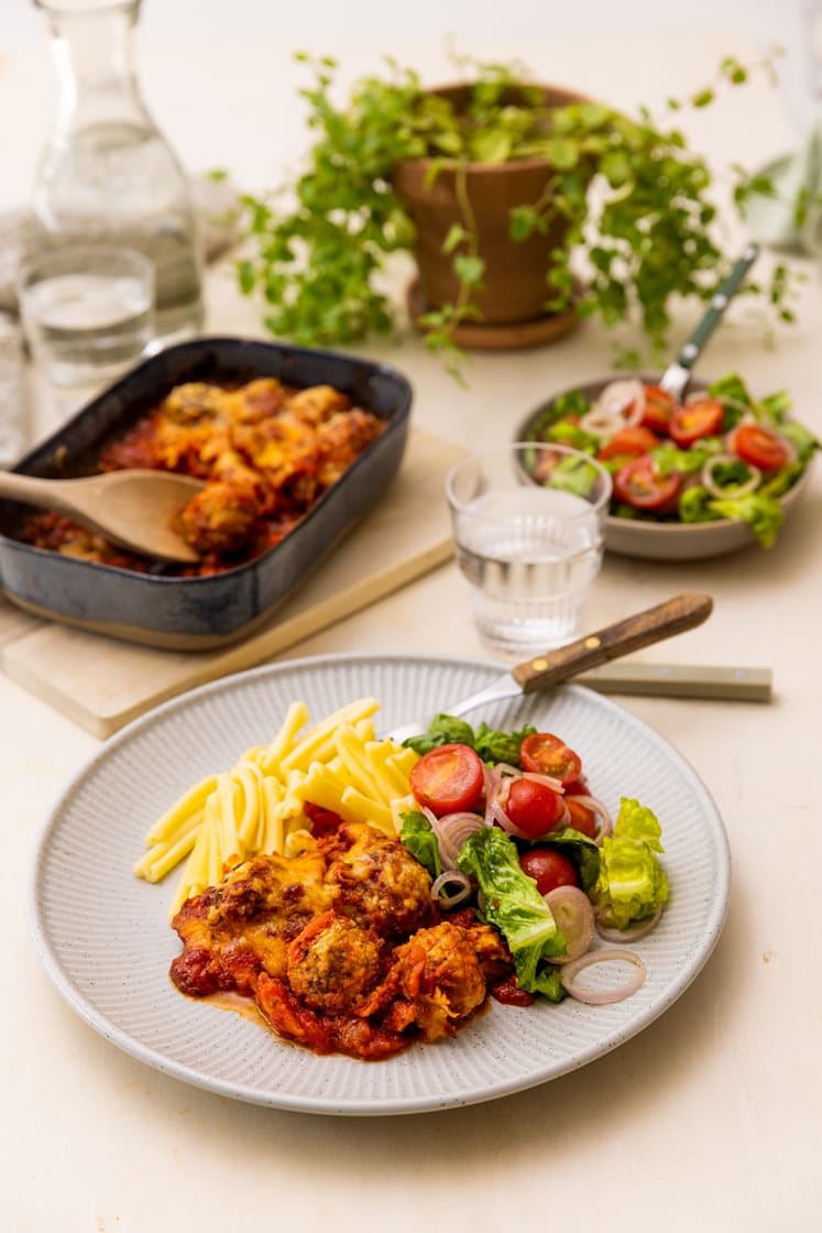 Gratinerte vegetarboller i tomatsaus med pasta og salat