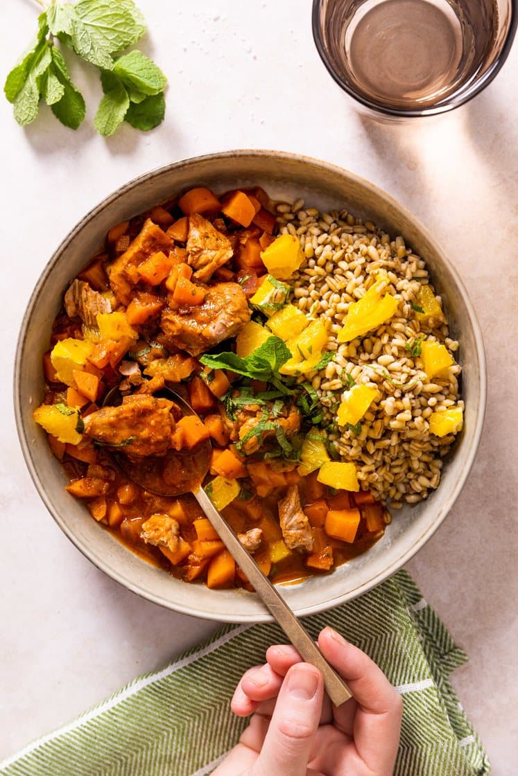 Marokkansk lammegryte i krydret tomatsaus med appelsin, servert med couscous og mynte