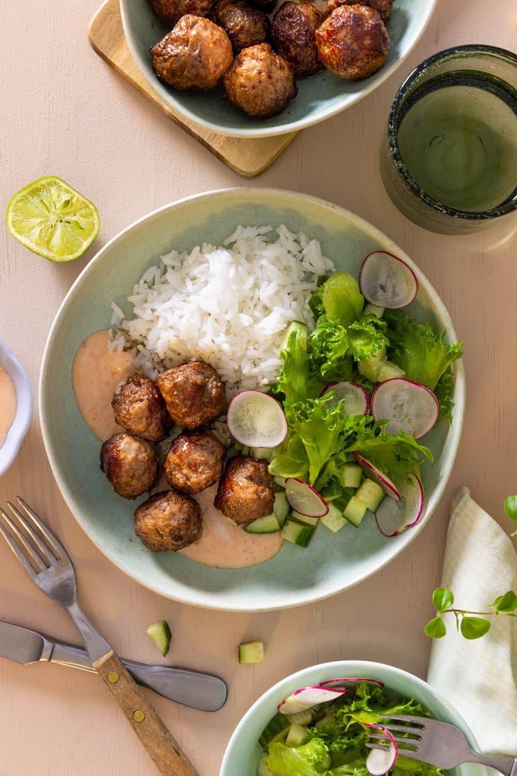 Asiatiske kjøttboller med ris, agurksalat og chiliyoghurt