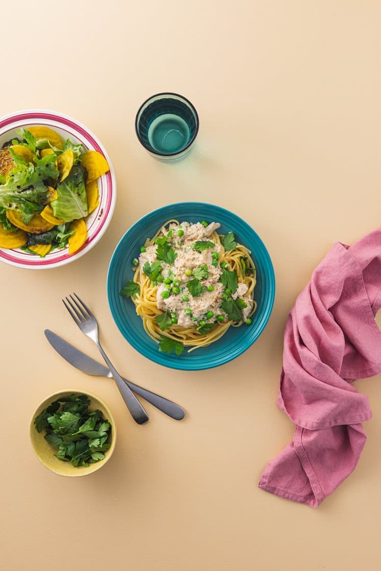 Linguine og kremet kylling med grønne erter, Grana Padano og frisk salat 