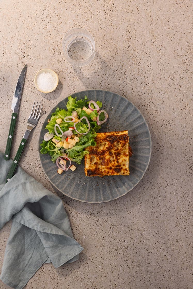 Rask vegetarlasagne med frisk eplesalat