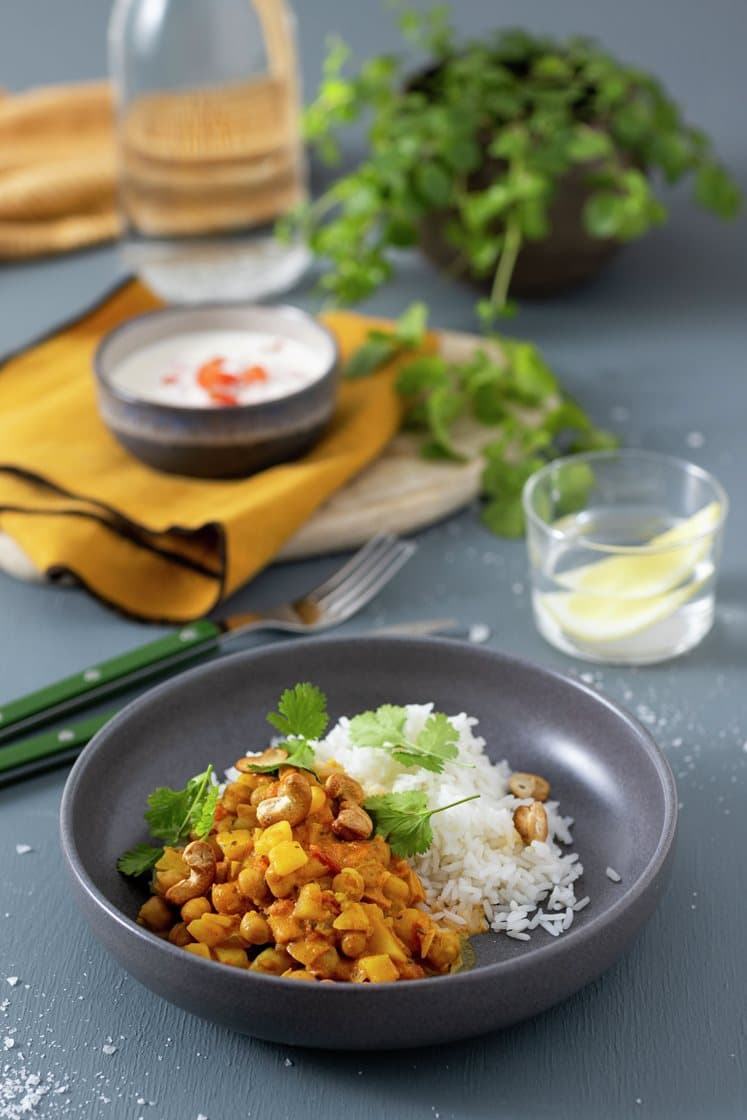 Indisk vegetargryte med tomatraita, cashewnøtter og basmatiris 