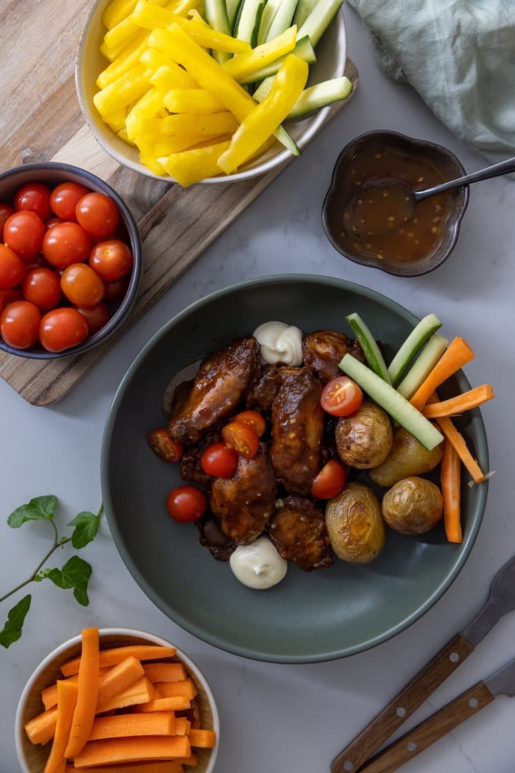 Kyllingvinger i barbequesaus med småpoteter, friske grønnsaker, aioli og søt chilisaus