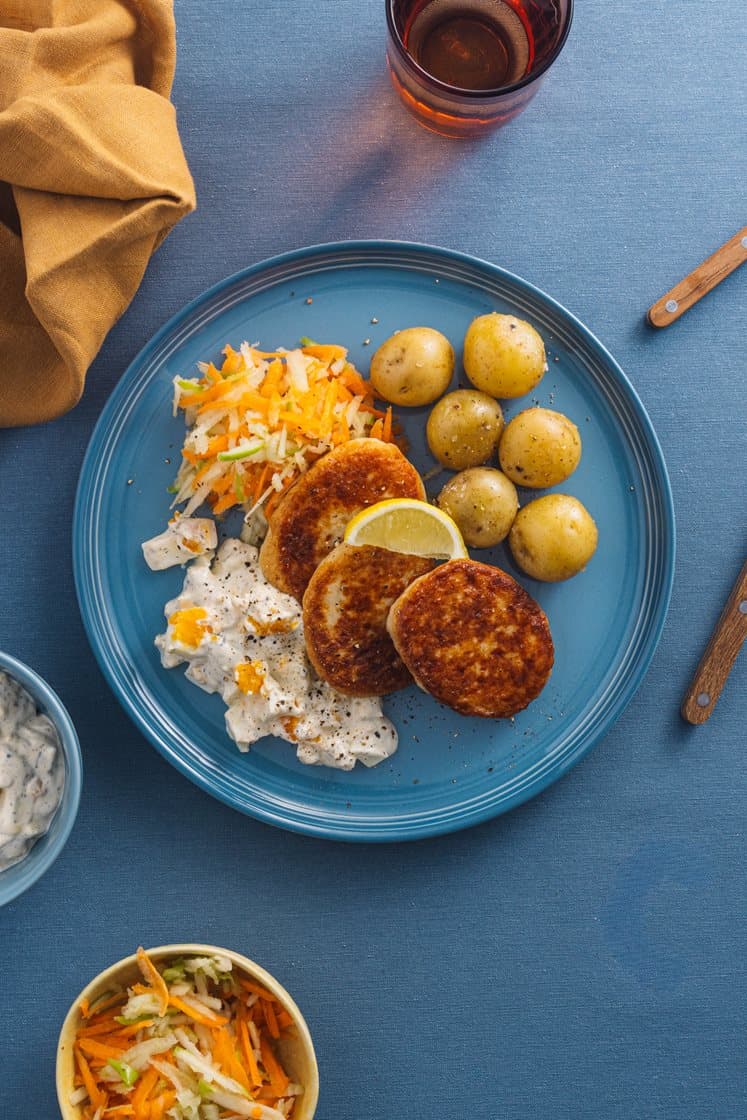 Fiskekaker med kremet eggesalat, råkost og kokte småpoteter