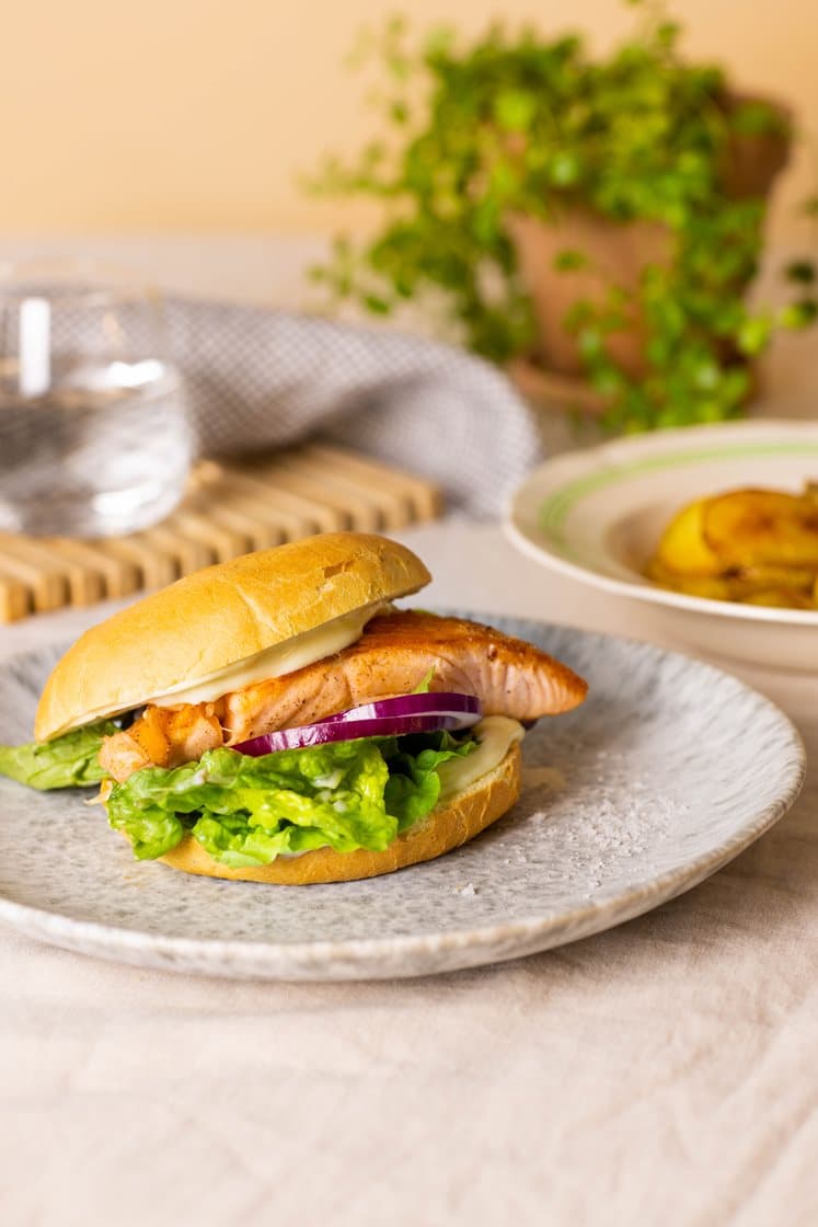 Lakseburger med aioli, hjertesalat og potetskiver