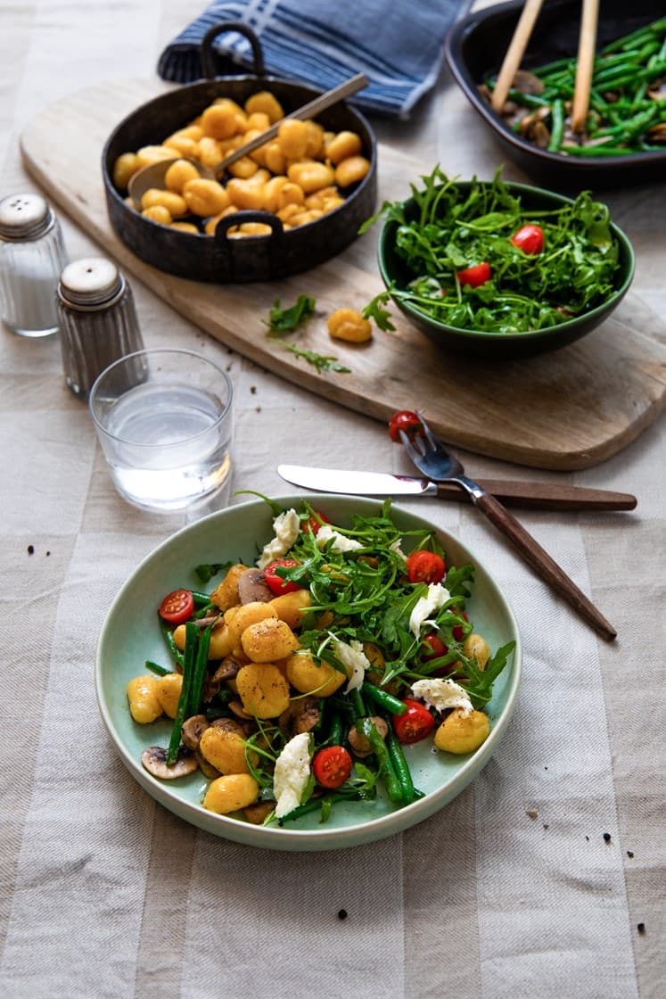 Pannestekt gnocchi med parmaskinke, grønne bønner og ruccola- og mozzarellasalat