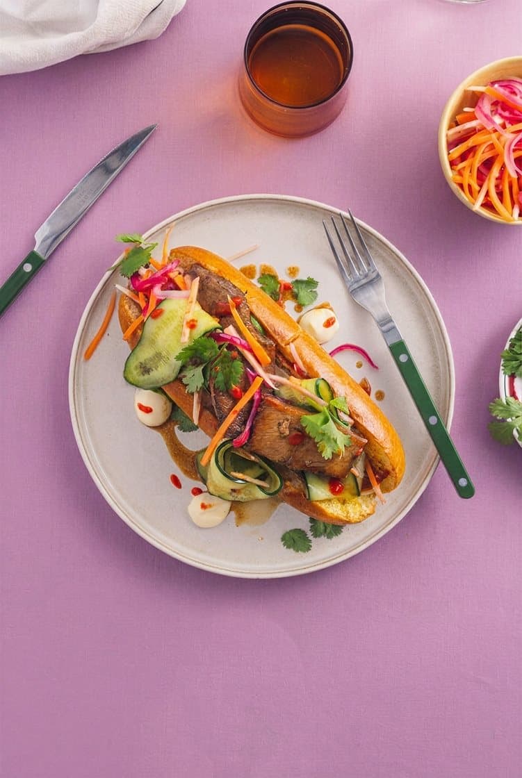 Bánh mì - Bagett med soya- og ingefærstekt svinebog, syltede grønnsaker og koriander 