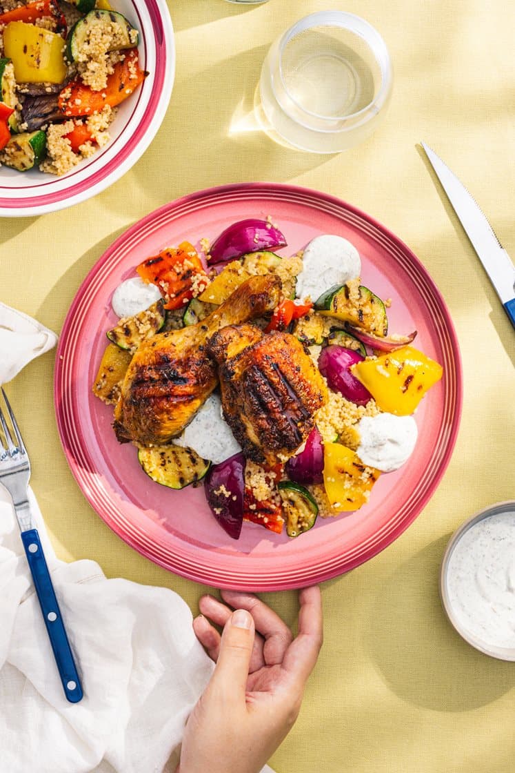 Grillede kyllinglår og grønnsaker med couscous og urtedressing