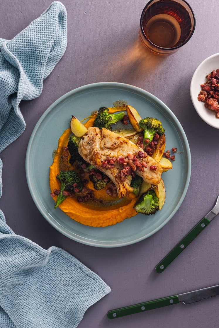 Pannestekt lyrfilet med gulrotpuré, ovnsbakt brokkoli og baconsmør