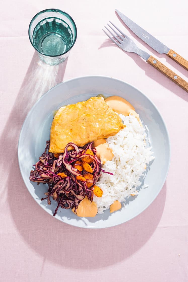 Misobakt laksefilet med asiatisk kål- og gulrotsalat, jasminris og spicy umamimayo 