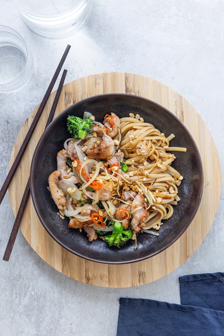 Chilistekt kyllinglårfilet med sprøstekt ingefær og hvitløk, servert med brokkoli og eggenudler