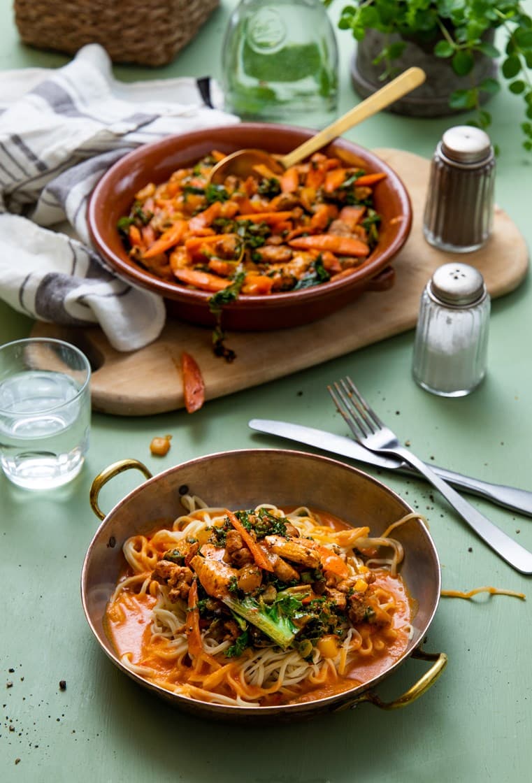 Rød curry med kylling, kokosmelk, grønnkål og nudler