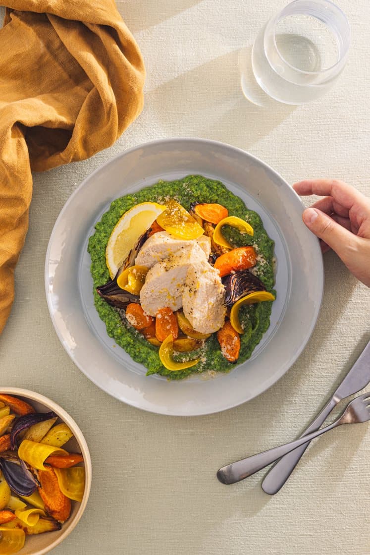 Sousvide kyllingfilet med spinat- og brokkolikrem, ovnsbakte grønnsaker og marinert gulbete