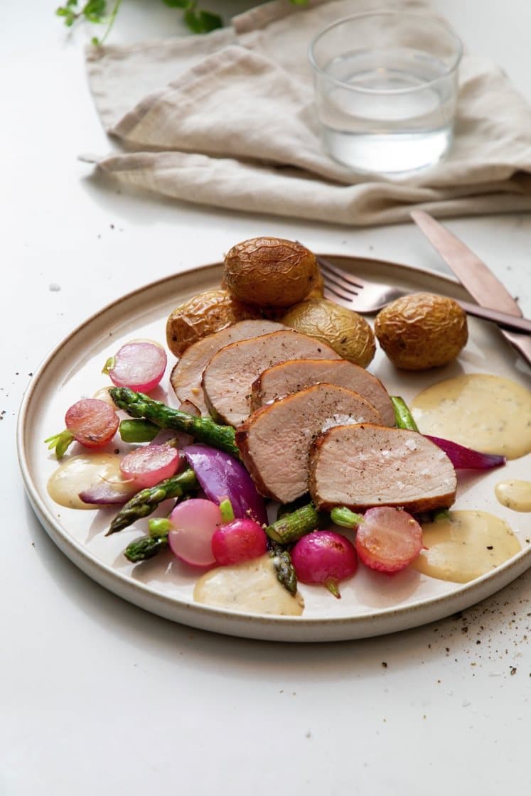 Svinefilet med ovnsbakte poteter, stekte reddiker og asparges, servert med smørsaus