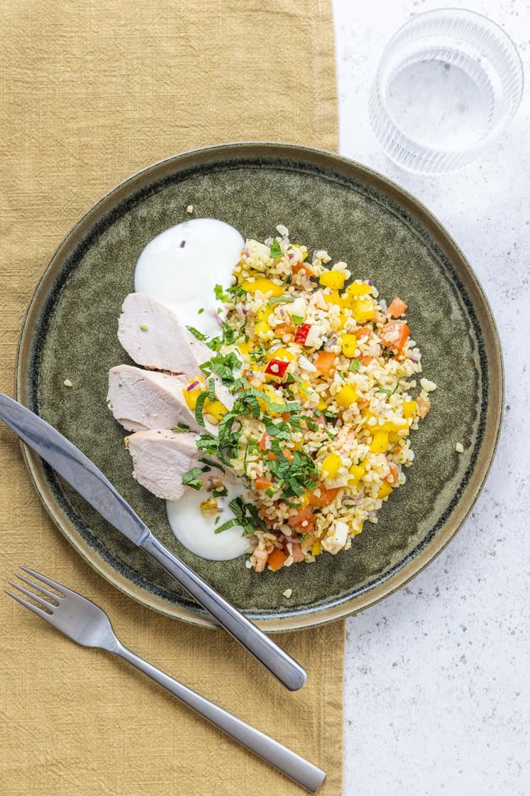 Sitron- og peppermarinert kyllingfilet, servert med tabbouleh, honningdressing og yoghurt