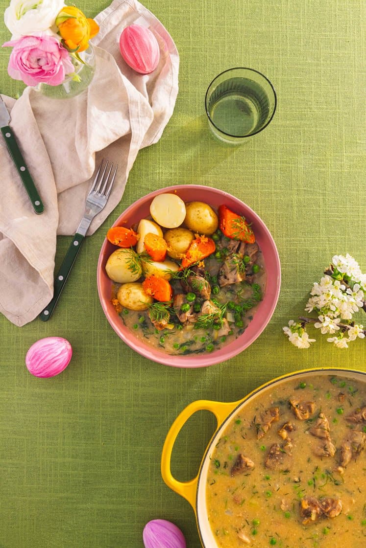 Dillkjøtt av mørkokt lam servert med grønne erter, poteter og appelsinglaserte gulrøtter