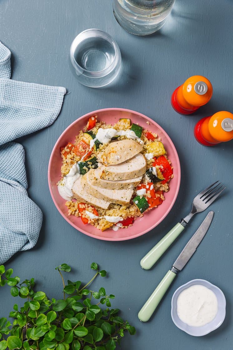 Krydret sous vide-kylling med bulgur og stekte grønnsaker, servert med yoghurtdressing