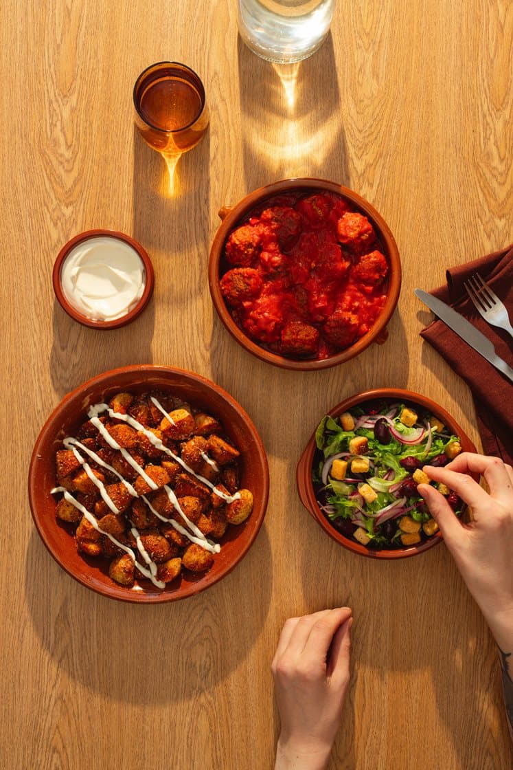 Albóndigas con patatas bravas – Kjøttboller i tomatsaus med stekte poteter og grønn salat