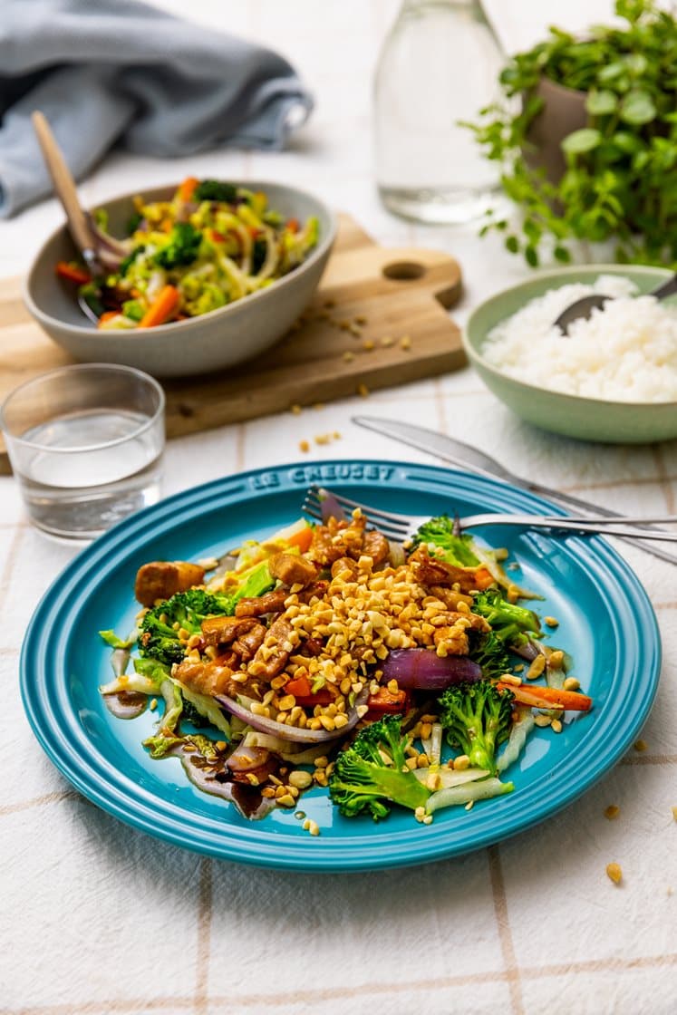 Stir fry med svinekjøtt, brokkoli, soya- og ingefærsaus og jasminris