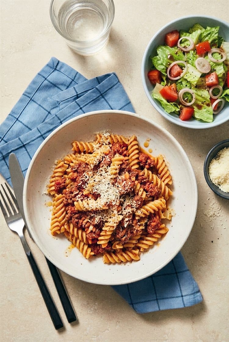 Glutenfri pasta med ferdiglaget bolognesesaus, frisk salat og revet ost