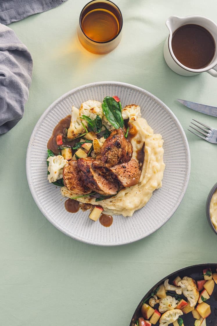 Sitruskrydret svinefilet med smørstekt blomkål og eple, potetmos og brun saus