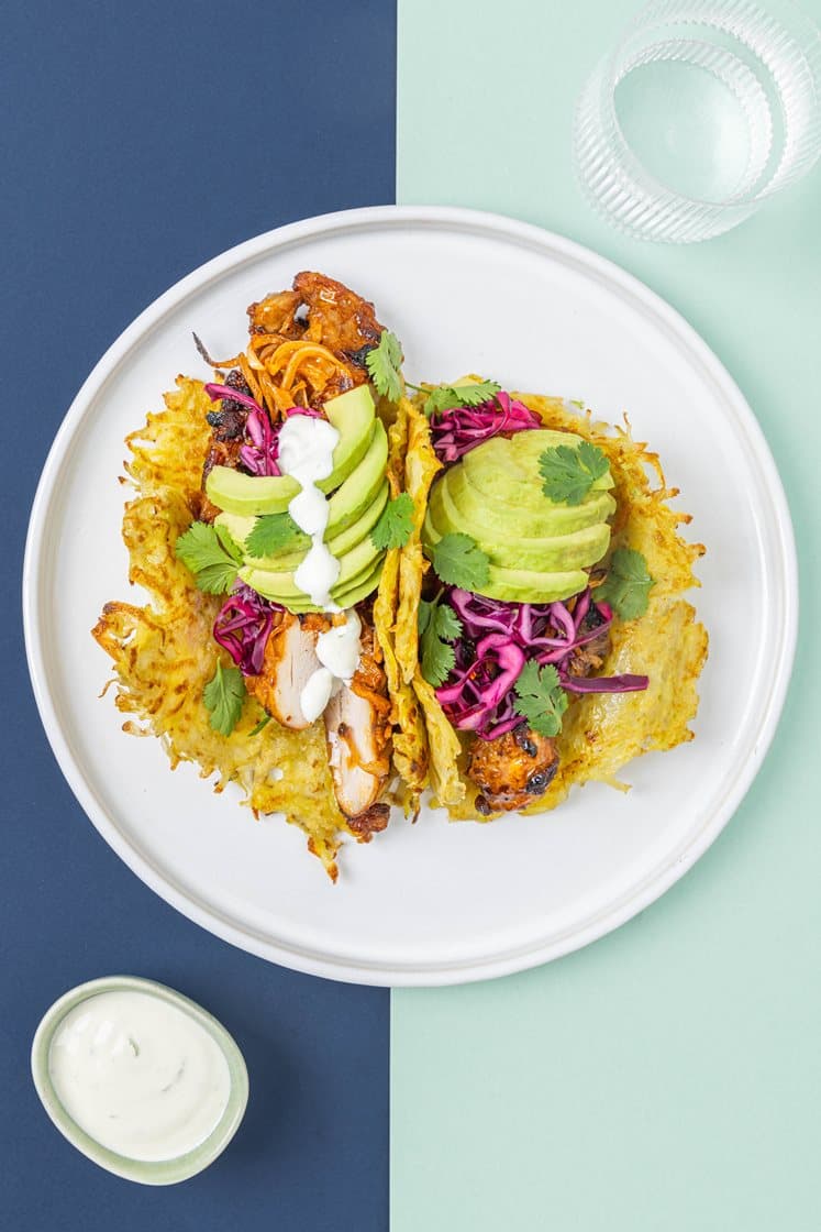 Röstitaco med chilimarinert kylling, avokado, lettsyltet rødkålsalat og limedressing