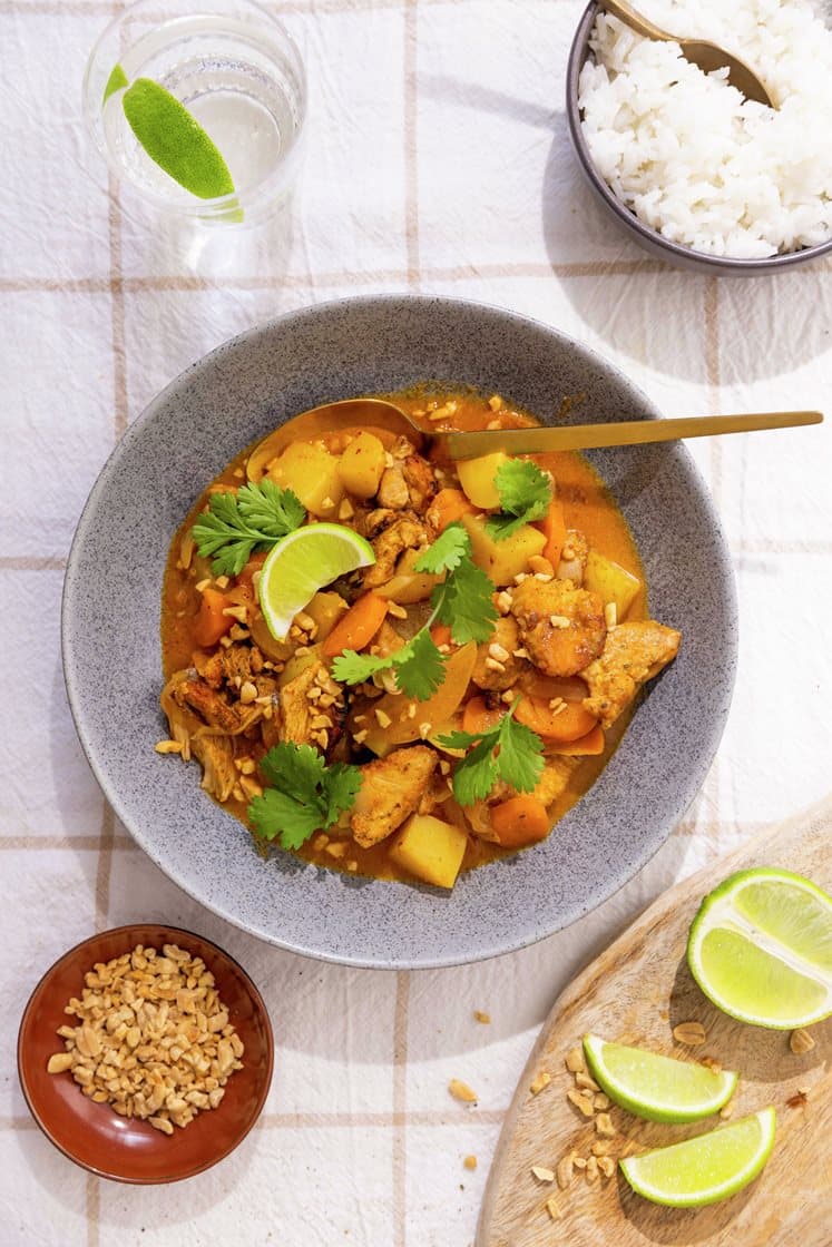 Massaman thai-kyllingcurry med poteter, jasminris og koriander