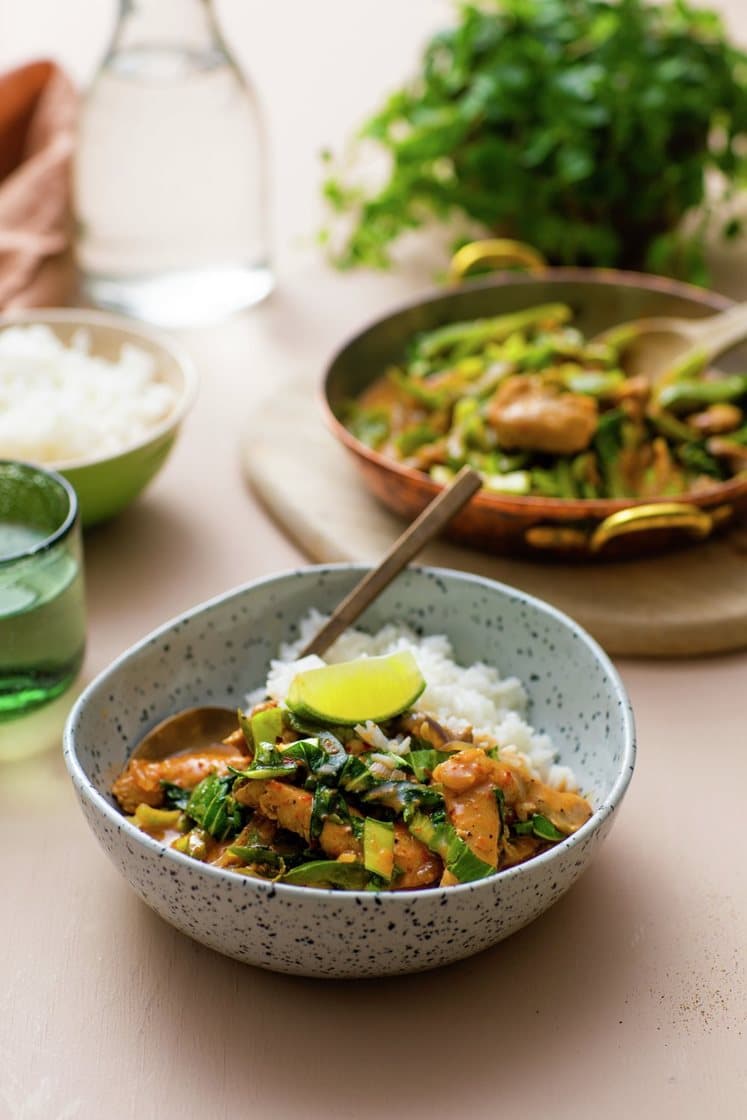 Lårfilet av saktevoksende kylling i rød curry med sprø grønnsaker og jasminris