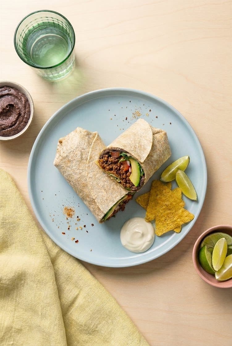 Burrito med kjøttdeig og linser, bønnekrem, tortillachips, rømme og avokado