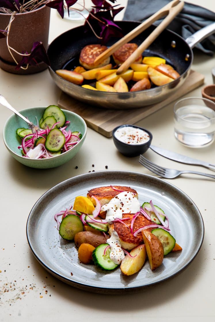 Fiskekaker med agurksalat, ovnsbakt gulbete og sennep- og dilldressing