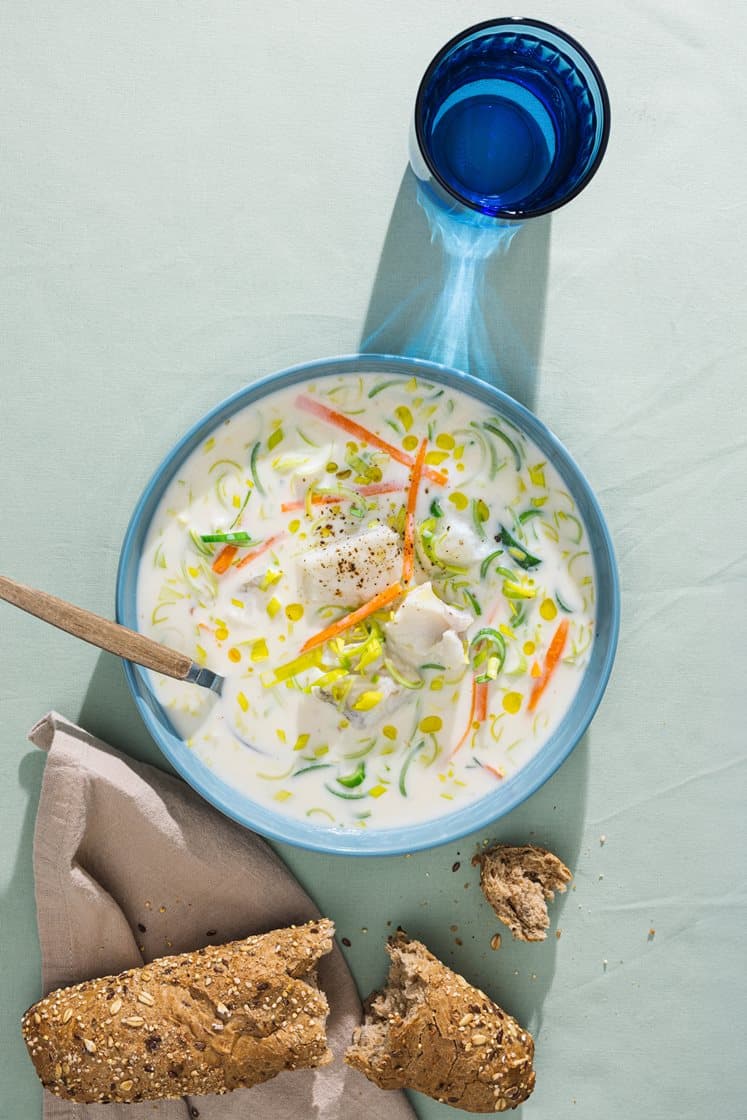 Hjemmelaget fiskesuppe med sei, purre, gulrøtter og grove bagetter