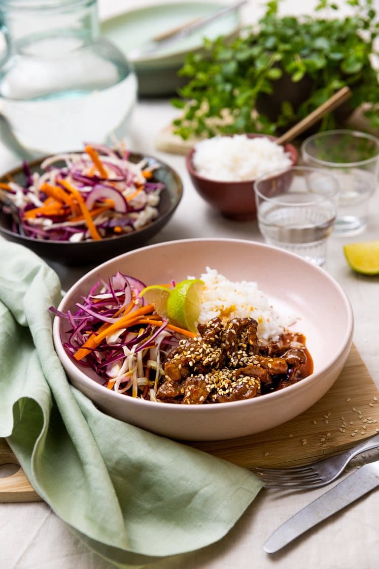 Asiatisk biffsalat-bowl med råkost, jasminris og soya- og ingefærsaus