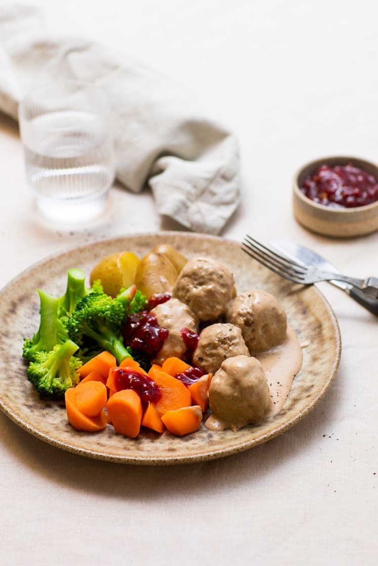 Kjøttboller av storfe i soppsaus, servert med gulrøtter, brokkoli og rørte tyttebær