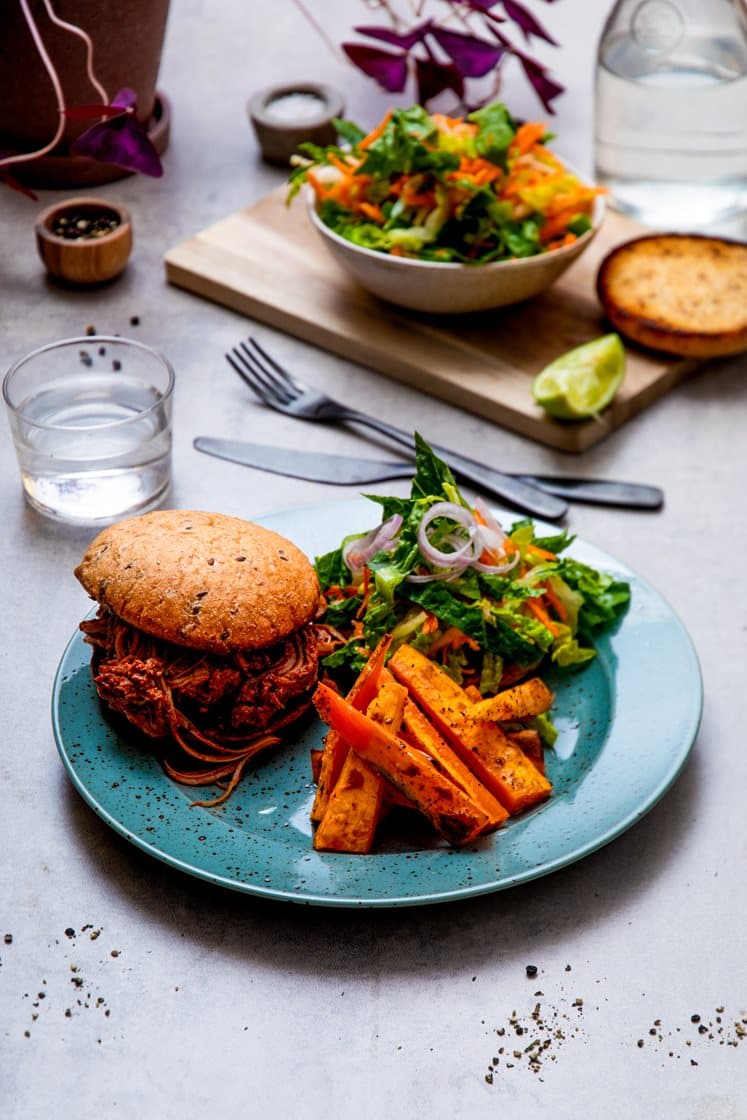 Pulled pork-burgere med søtpotetstaver og eple- og gulrotsalat