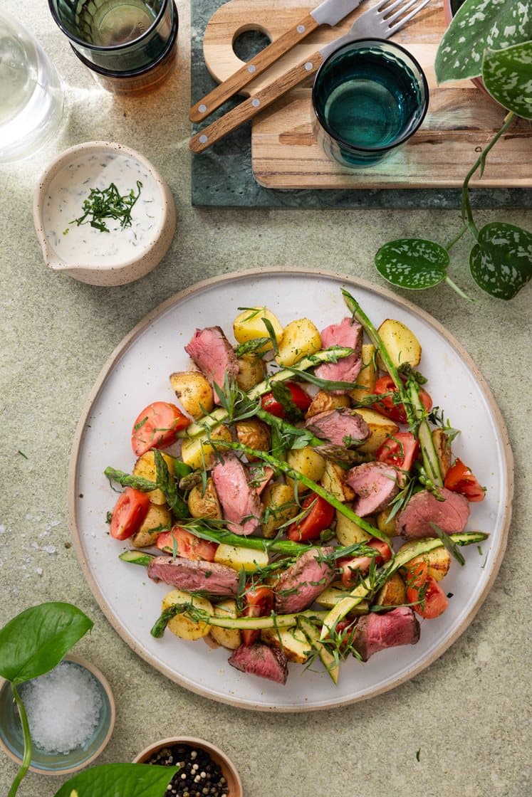 Biffsalat med krydderstekte poteter, tomat og asparges servert med frisk urtedressing