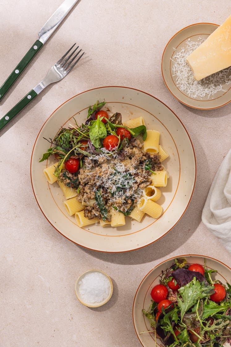 Kremet kjøttdeig og spinat med mezze maniche og cherrytomatsalat