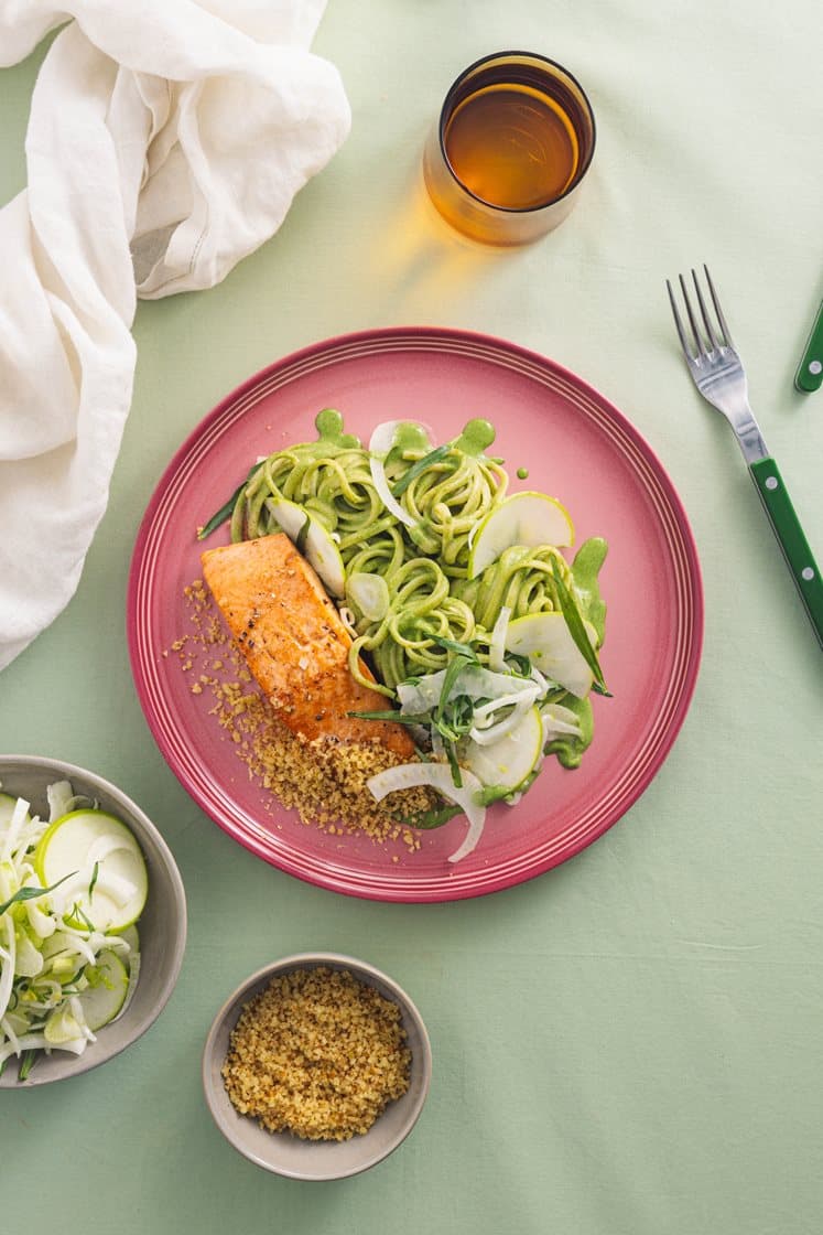 Stekt laks med linguine i kremet spinatsaus, frisk fennikelsalat med eple og sprø topping