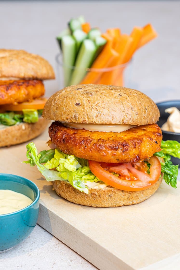 Ørretburger med grønnsaksstaver og to dipp-sauser