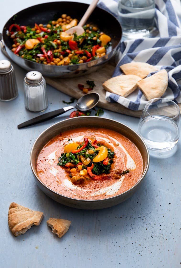 Spicy søtpotetsuppe med lun kikert- og appelsinsalat