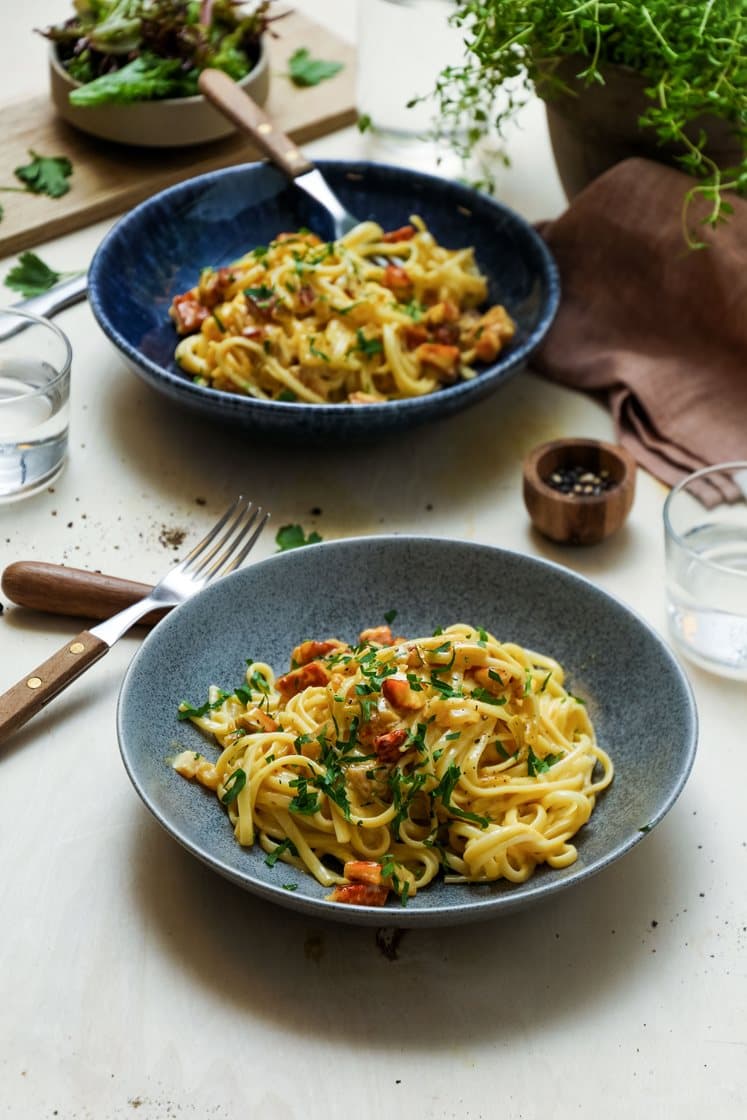 Kremet pasta med tofu, persille og frisk salat