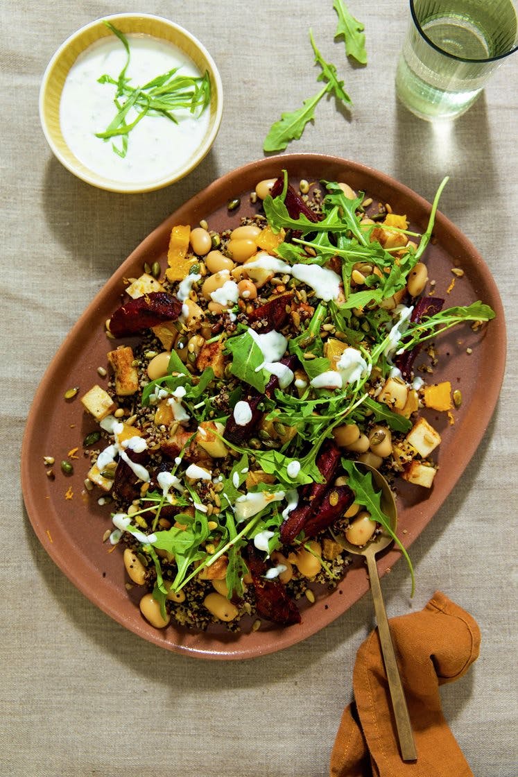 Quinoa- og rødbetsalat med appelsin og estragondressing, halloumi og sprø kjerner