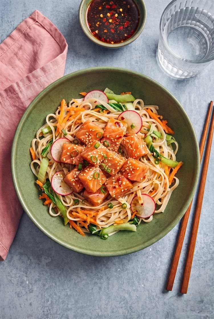 Sitrusmarinert sashimi med frisk risnudelsalat og spicy soyasaus