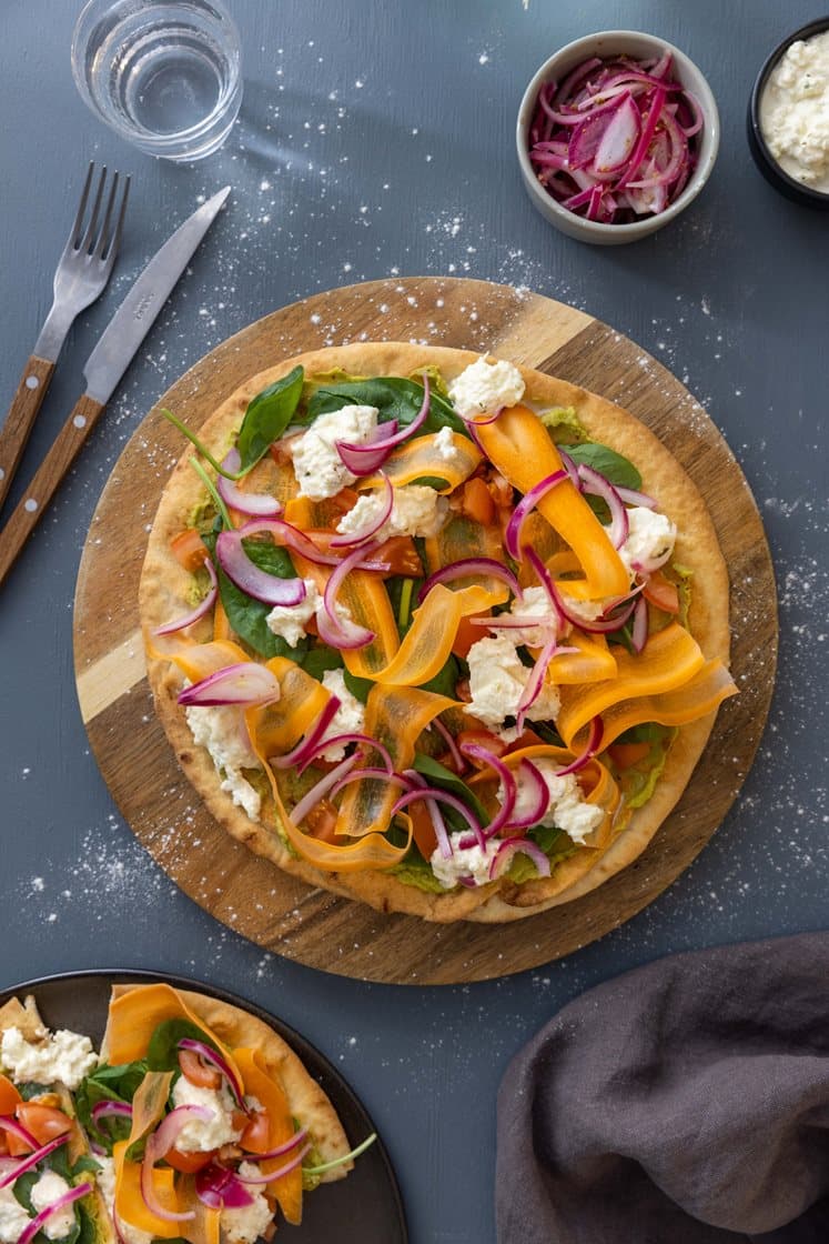 Pizza med kremet mozzarella, avokado, syltet rødløk og spinatsalat 