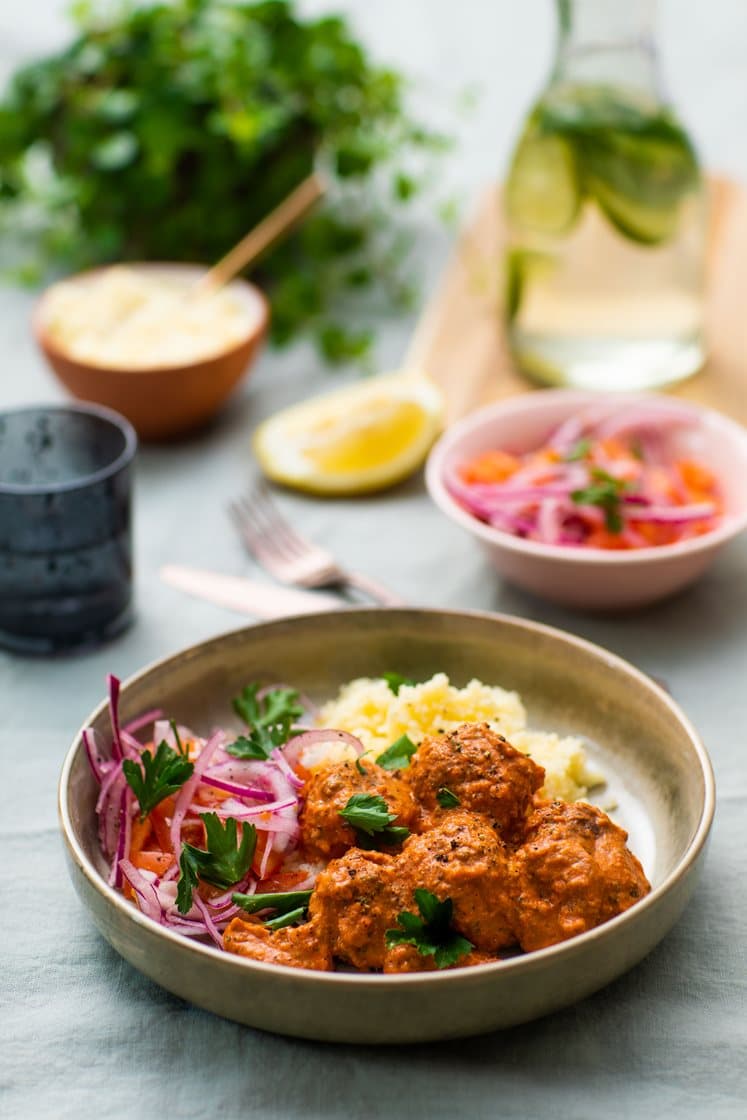 Tyrkisk køfte i fyldig tomatsaus med bulgur og tomat- og løksalat