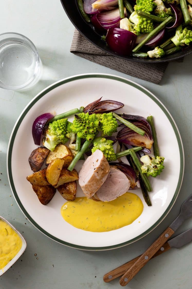 Sitruskrydret svinefilet med grønne bønner, romanesco, hvitløkspoteter og estragonmajones