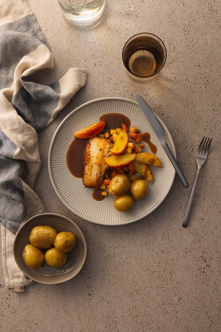Stekt lyrfilet med ovnsbakte rotgrønnsaker, stekte eplebåter og rødvinssaus