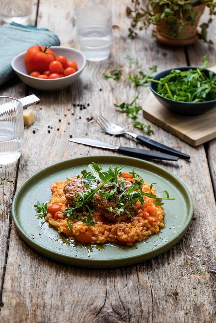 Tomatrisotto med salsicciakarbonader, ruccola og Grana Padano