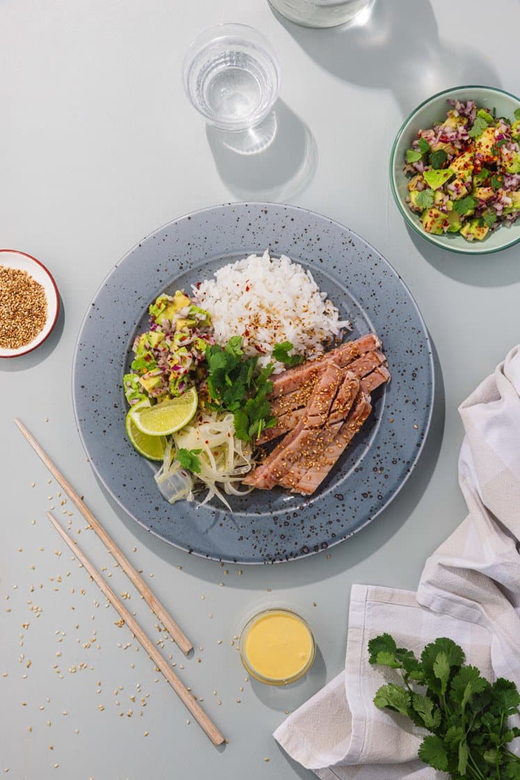 Tunfisk tataki med ris, avokadosalat, syltet fennikel og curry- og mangodressing